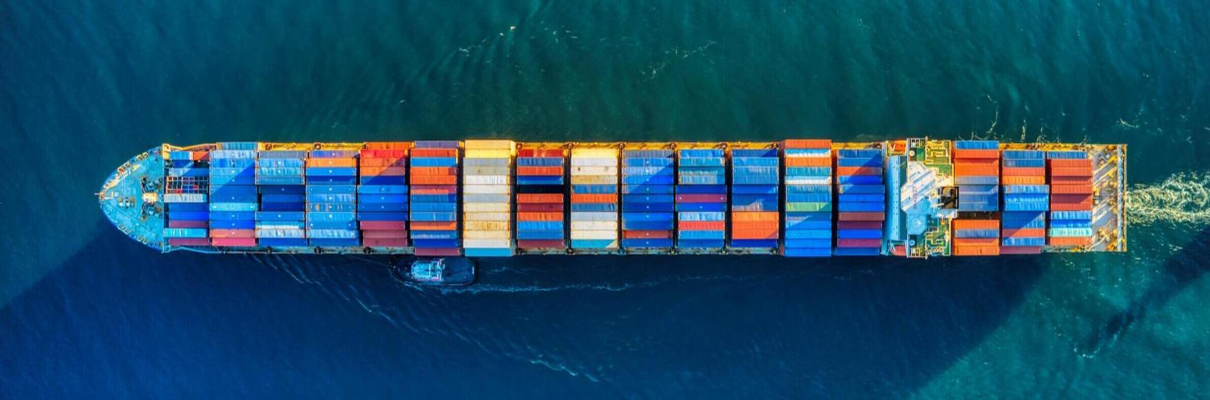 Vista de arriba de un barco con contenedores